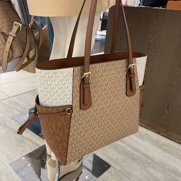 Michael Kors Voyager Lg Color-Block Signatur Logo Top Zip EW Shoulder Tote
Camel - Picture 8 of 16